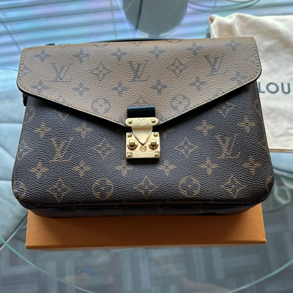 Louis Vuitton Pochette Métis reverse purse or bag